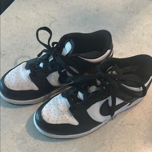Nike dunk low Kids boys Black and White Sneakers size 2